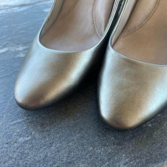 Kenneth Cole New York Silver Studed Wedge Heels Size 8.5 - Picture 4 of 8